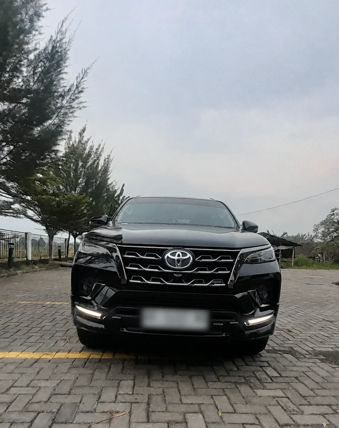 Toyota Fortuner VRZ GR hitam tampak depan