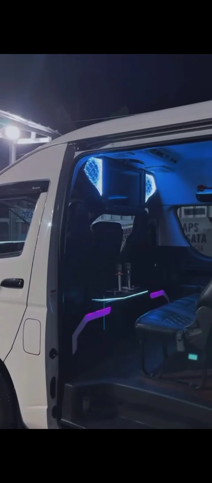 Suasana pencahayaan kabin Toyota Hiace Commuter