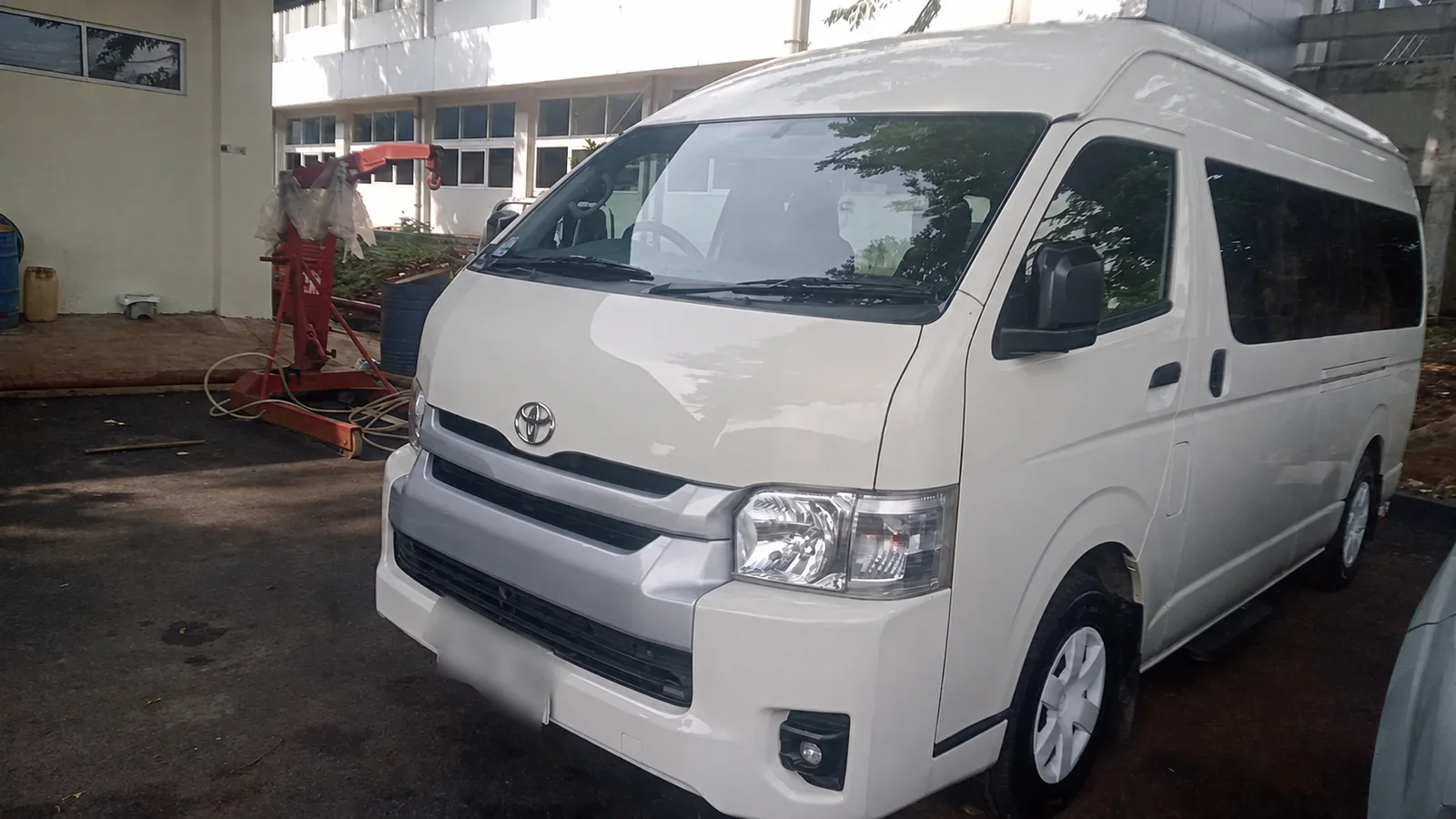 Toyota Hiace Commuter putih tampak depan tiga perempat