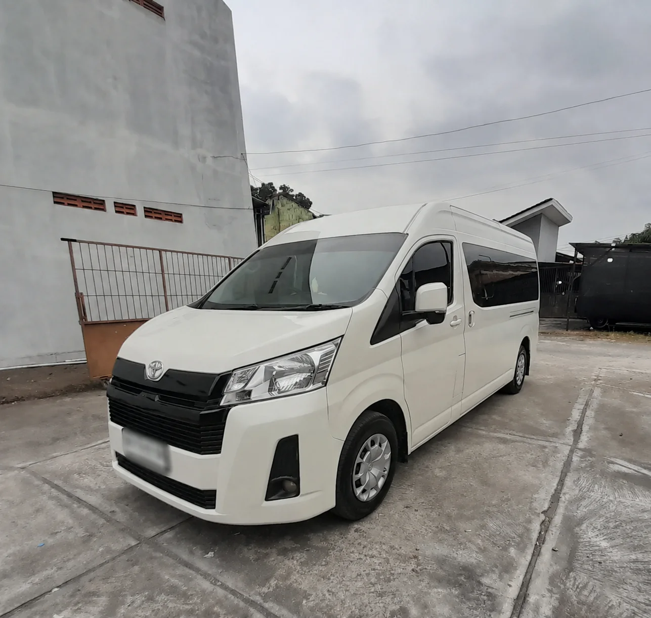 Toyota Hiace Premio putih tampak depan tiga perempat