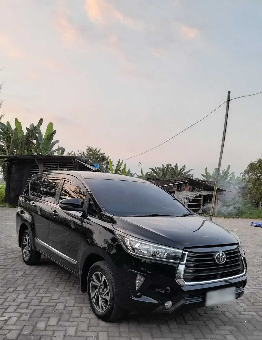 Sudut eksterior alternatif Toyota Innova Reborn FC hitam