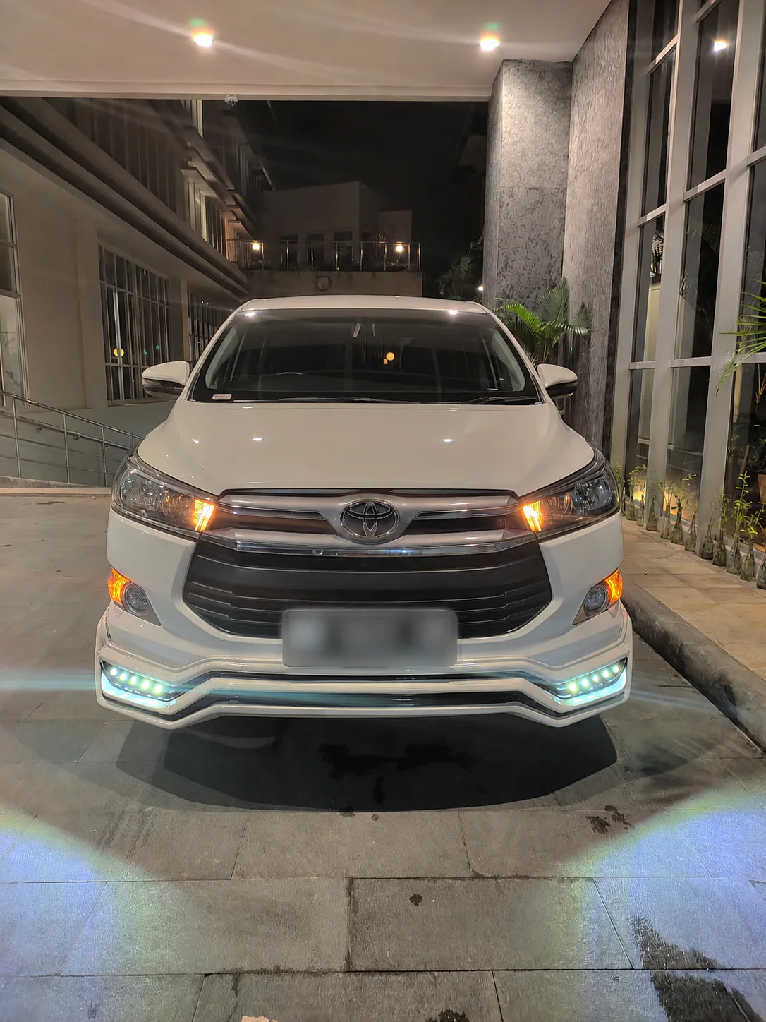 Toyota Innova Reborn putih tampak depan pada malam hari