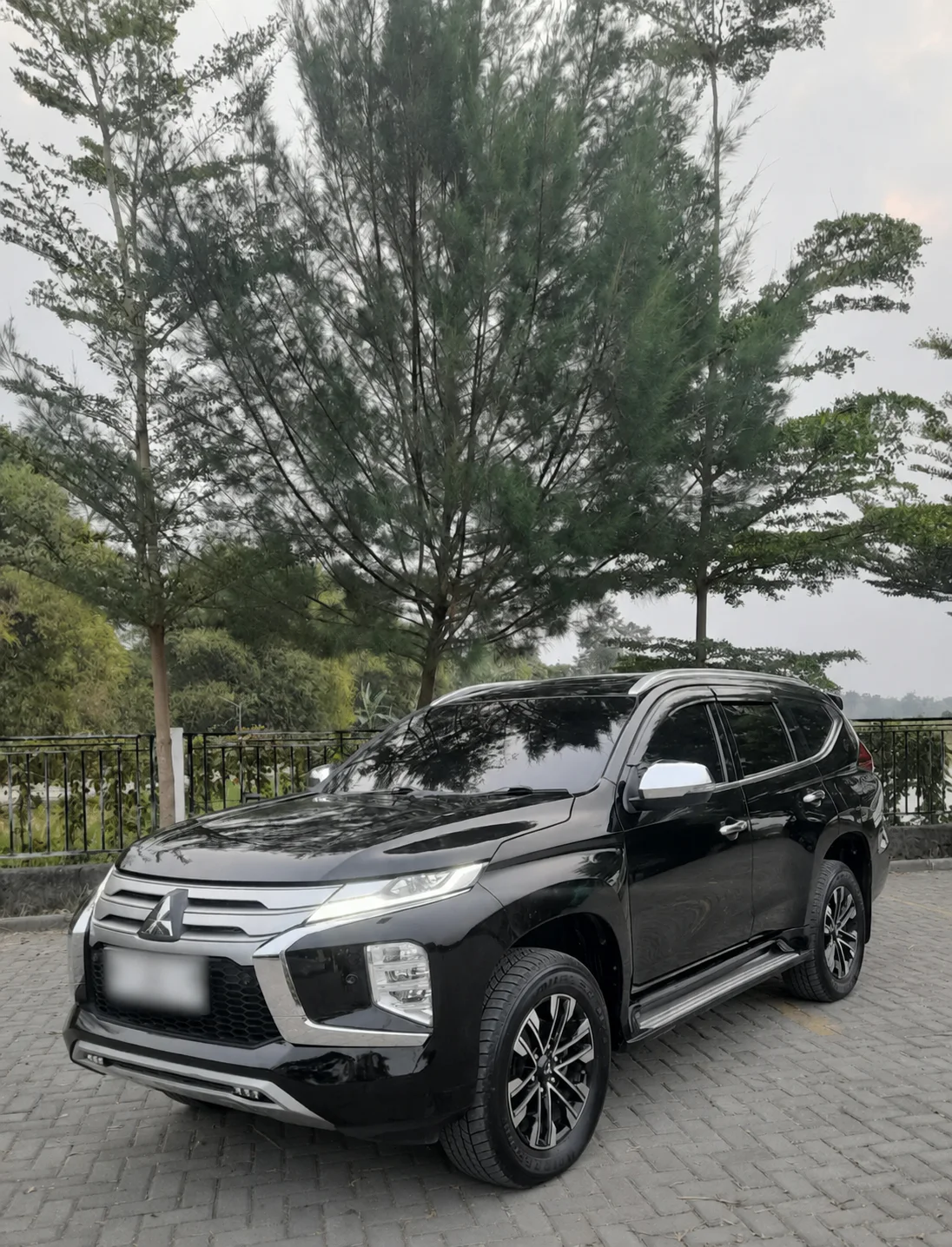 Mitsubishi Pajero Sport Facelift hitam sebagai salah satu pilihan kendaraan Genjos Holiday